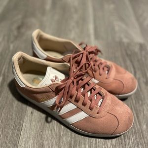 Adidas Gazelle. Size 8. Coral